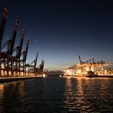 Nochmal Hafen – aber ein paar Nummern größer. Warum sich ein Besuch am Hamburger Containerterminal Eurogate lohnt, weiß Lokalpatriotin addingvalue: „Hier herrscht eine ganz besondere Stimmung - gerade in den Abendstunden. Insbesondere lassen sich hier gut die größten Containerschiffe der Welt aus nächster Nähe betrachten.“    Auf der Lokalpatrioten-Karte anschauen