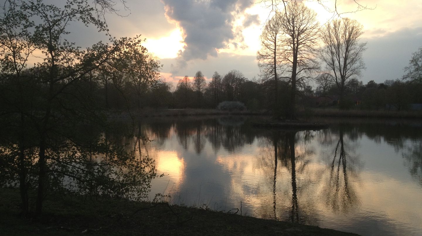 Reisetipps von Lokalpatrioten: Wären Sie bei diesen Bild auf Ruhrgebiet gekommen? Für Lokalpatriot Süderleben ist der Ewaldsee bei Herten ein Lieblingsort: „Weil hier aus einer Industrieanlage bzw. Zeche ein wunderbarer See mit viel ungestörter Natur entstanden ist.“ Auf der Lokalpatrioten-Karte anschauen Wären Sie bei diesen Bild auf Ruhrgebiet gekommen? Für Lokalpatriot Süderleben ist der Ewaldsee bei Herten ein Lieblingsort: „Weil hier aus einer Industrieanlage bzw. Zeche ein wunderbarer See mit viel ungestörter Natur entstanden ist.“ Auf der Lokalpatrioten-Karte anschauen