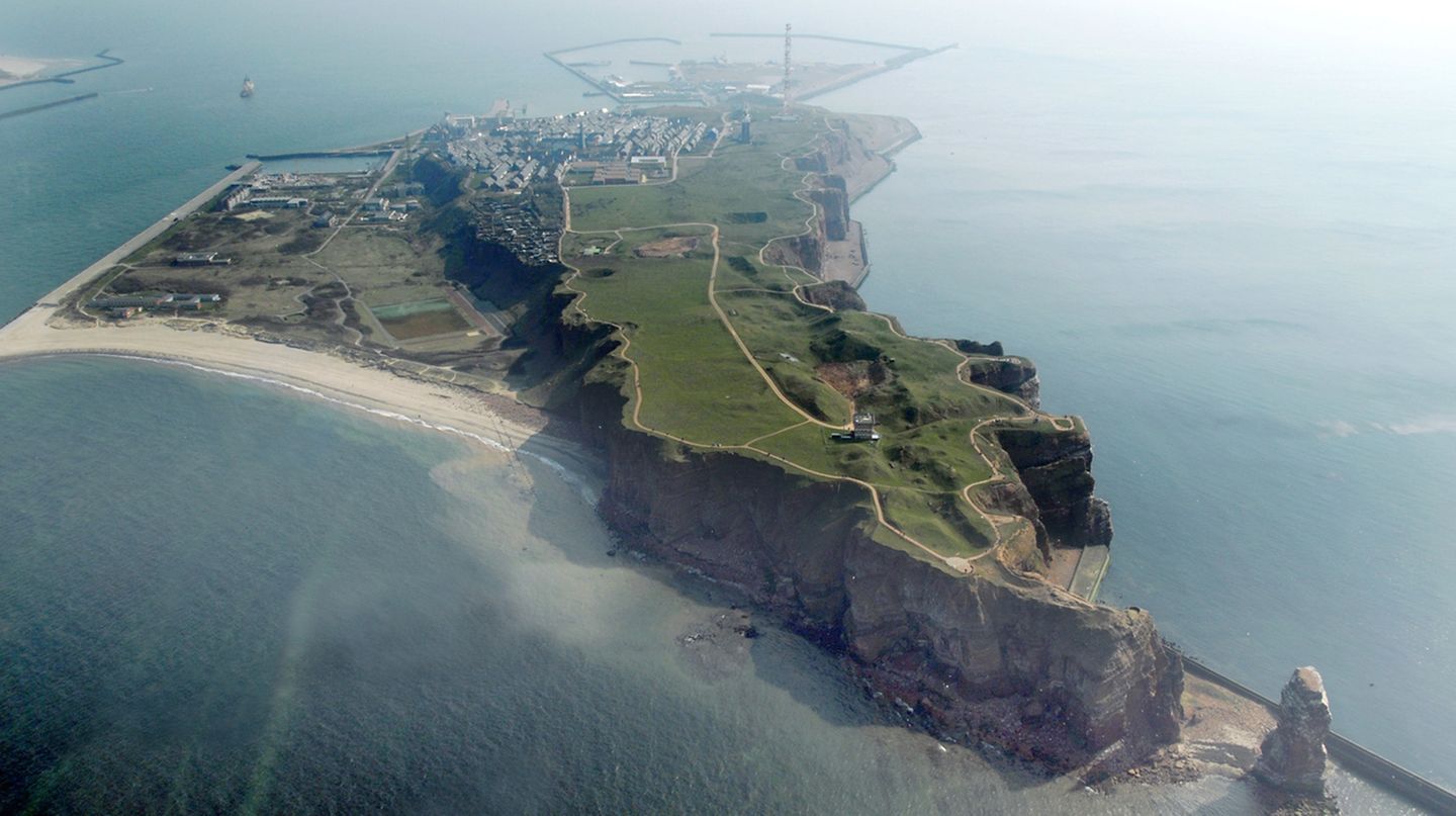 Reisetipps von Lokalpatrioten: Helgoland von oben – dieses Bild stammt aus den Urlaubstipps der stern-Redaktion auf der Lokalpatriotenkarte. Die Empfehlung: Am besten über Nacht auf der Insel bleiben und sich einen der vorzüglichen Hummer schmecken lassen. Auf der Lokalpatrioten-Karte anschauen Helgoland von oben – dieses Bild stammt aus den Urlaubstipps der stern-Redaktion auf der Lokalpatriotenkarte. Die Empfehlung: Am besten über Nacht auf der Insel bleiben und sich einen der vorzüglichen Hummer schmecken lassen. Auf der Lokalpatrioten-Karte anschauen