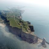 Helgoland von oben – dieses Bild stammt aus den Urlaubstipps der stern-Redaktion auf der Lokalpatriotenkarte. Die Empfehlung: Am besten über Nacht auf der Insel bleiben und sich einen der vorzüglichen Hummer schmecken lassen.    Auf der Lokalpatrioten-Karte anschauen