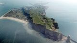 Helgoland von oben – dieses Bild stammt aus den Urlaubstipps der stern-Redaktion auf der Lokalpatriotenkarte. Die Empfehlung: Am besten über Nacht auf der Insel bleiben und sich einen der vorzüglichen Hummer schmecken lassen.    Auf der Lokalpatrioten-Karte anschauen
