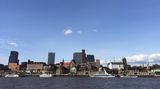 Der Hamburger Hafen hat es Lokalpatriotin addingvalue tatsächlich angetan. Auch ihr zweites Bild kommt von Ort – diesmal mit einem Blick auf die Landungsbrücken und die Hamburger Skyline.    Auf der Lokalpatrioten-Karte anschauen