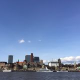 Der Hamburger Hafen hat es Lokalpatriotin addingvalue tatsächlich angetan. Auch ihr zweites Bild kommt von Ort – diesmal mit einem Blick auf die Landungsbrücken und die Hamburger Skyline.    Auf der Lokalpatrioten-Karte anschauen