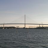 Mehr Wasser geht nicht! Diesen besonderen Blick auf die Strelasundquerung bei Stralsund schickt uns Lokalpatriotin Anne - für sie eine „unvergessene Aussicht“.    Auf der Lokalpatrioten-Karte anschauen