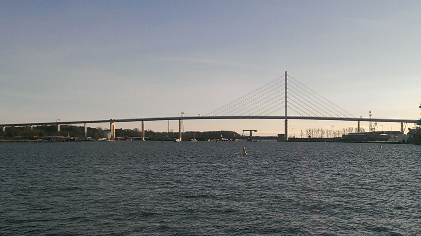 Reisetipps von Lokalpatrioten: Mehr Wasser geht nicht! Diesen besonderen Blick auf die Strelasundquerung bei Stralsund schickt uns Lokalpatriotin Anne - für sie eine „unvergessene Aussicht“. Auf der Lokalpatrioten-Karte anschauen Mehr Wasser geht nicht! Diesen besonderen Blick auf die Strelasundquerung bei Stralsund schickt uns Lokalpatriotin Anne - für sie eine „unvergessene Aussicht“. Auf der Lokalpatrioten-Karte anschauen