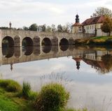 Schon Goethe wusste: "Das Tuchmacherstädtchen Tirschenreuth liegt gar schön". Und die Stadt am nördlichen Zipfel Altbaierns ist auch der Lieblingsort von Lokalpatriot Karl IV., der uns dieses Wasserbild aus der „Perle des Stiftlandes“ auf die Karte gesetzt hat.    Auf der Lokalpatrioten-Karte anschauen
