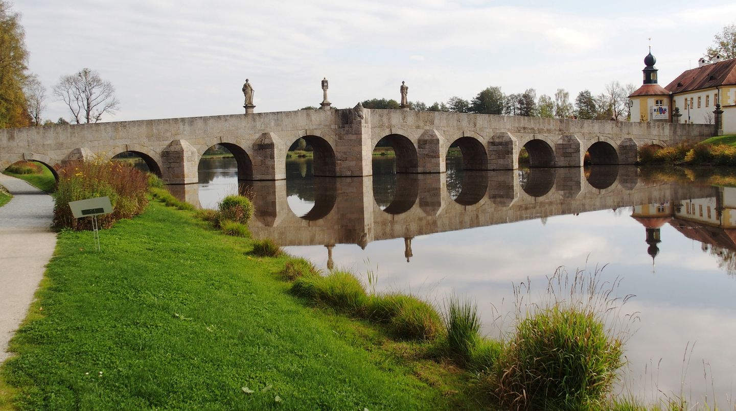 Reisetipps von Lokalpatrioten: Schon Goethe wusste: "Das Tuchmacherstädtchen Tirschenreuth liegt gar schön". Und die Stadt am nördlichen Zipfel Altbaierns ist auch der Lieblingsort von Lokalpatriot Karl IV., der uns dieses Wasserbild aus der „Perle des Stiftlandes“ auf die Karte gesetzt hat. Auf der Lokalpatrioten-Karte anschauen Schon Goethe wusste: "Das Tuchmacherstädtchen Tirschenreuth liegt gar schön". Und die Stadt am nördlichen Zipfel Altbaierns ist auch der Lieblingsort von Lokalpatriot Karl IV., der uns dieses Wasserbild aus der „Perle des Stiftlandes“ auf die Karte gesetzt hat. Auf der Lokalpatrioten-Karte anschauen