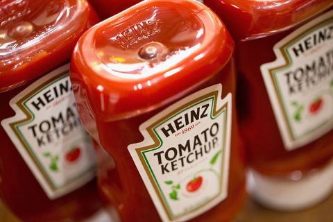 Eine Reihe von Ketchup-Flaschen der Marke Heinz stehen nebeneinander.