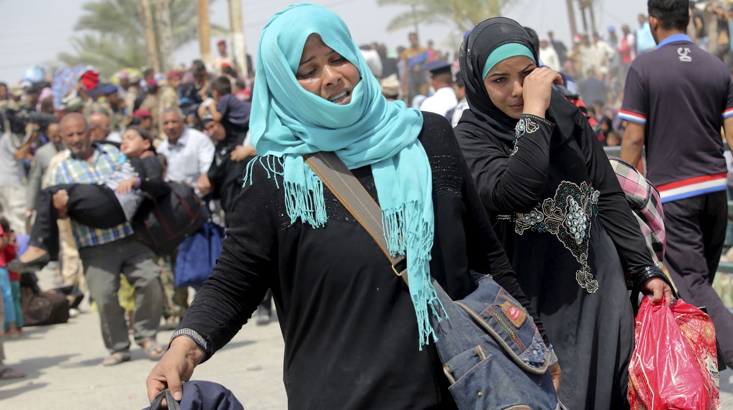 Terror-Flüchtlinge im Irak: Zwei Frauen fliehen in der Nähe von Bagdad vor den IS-Truppen