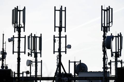 Antennen für den Mobilfunk stehen auf dem Dach eines Hochhauses in Kiel
