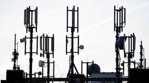 Antennen für den Mobilfunk stehen auf dem Dach eines Hochhauses in Kiel