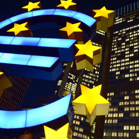 Die Euro-Skulptur leuchtet vor der Europäischen Zentralbank in Frankfurt am Main. Wieder einmal hat die EZB den Kreditrahmen für griechische Banken erhöht.