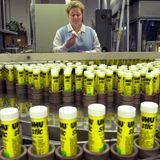 Wo wir gerade bei der Schule waren: Nicht nur da haben wir mit dem Klebestift Papier und Pappe aneinander und an uns selbst befestigt. Wer selbst schon Kinder hat, kommt sicher einmal in die Verlegenheit, diese Bastelfähigkeiten an die nächste Generation weiterzugeben.