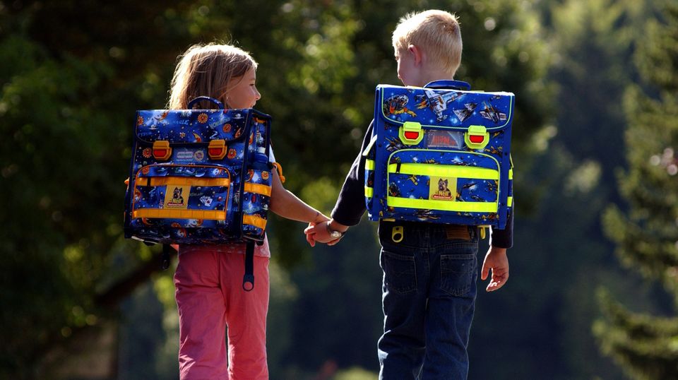 Diesem Moment haben wir so lange entgegen gefiebert: Endlich mit dem eigenen Schulranzen auf dem Rücken wie die großen Kinder in die Schule gehen. Natürlich musste es damals ein Scout oder McNeil sein. Später nahm das Interesse an der Schule bei vielen zwar ab, aber der alte Ranzen liegt bestimmt noch irgendwo im Keller.