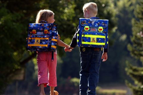 Diesem Moment haben wir so lange entgegen gefiebert: Endlich mit dem eigenen Schulranzen auf dem Rücken wie die großen Kinder in die Schule gehen. Natürlich musste es damals ein Scout oder McNeil sein. Später nahm das Interesse an der Schule bei vielen zwar ab, aber der alte Ranzen liegt bestimmt noch irgendwo im Keller.