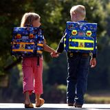 Diesem Moment haben wir so lange entgegen gefiebert: Endlich mit dem eigenen Schulranzen auf dem Rücken wie die großen Kinder in die Schule gehen. Natürlich musste es damals ein Scout oder McNeil sein. Später nahm das Interesse an der Schule bei vielen zwar ab, aber der alte Ranzen liegt bestimmt noch irgendwo im Keller.