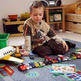 Unsere kleine Welt wurde oft begrenzt durch den Rand eines Teppiches. Auf den Straßen und Wegen der Auto-Matte fuhren wir Rennen, erbauten Großstädte und jagten Verbrecher. Noch heute findet mann den legendären Läufer nicht nur im Kinderzimmer, sondern auch in einigen Studenten-WGs.