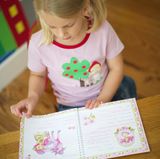 "Schreibst du was in mein Buch?" Der Wahrscheinlich meistgesagte Satz auf deutschen Schulhöfen in den 90ern. Brav haben wir darüber geschrieben, was unser Lieblingsfach und welches Essen wir gar nicht mögen. Wenn wir jemanden richtig mochten, haben wir noch ein Bild in das Buch gemalt - und dieses dann nach der Grundschule in den Schrank gesteckt. Wenn wir es Jahre später dort finden, freuen wir uns dann fast noch mehr darüber, als zu Schulzeiten.