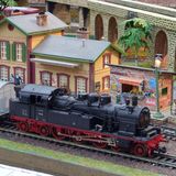 Besonders zu Weihnachten leuchteten Kinderaugen, wenn um den Tannenbaum das leise Schnauben einer Dampflok zu hören war. Die eigene Modelleisenbahn gehörte für viele wohl zum Highlight der Kindheit. Nicht wenige haben dieses Hobby bis heute behalten und rufen nun zusammen mit ihren eigenen Kindern "Türen schließen!"