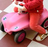 Kaum konnten wir laufen, schon konnten wir Bobby Car fahren. Mit dem kleinen roten Flitzer waren wir die Helden der Nachbarschaft - und sind auch in späteren Jahren mit dem kleinen Plastikauto die Hügel runtergedüst.