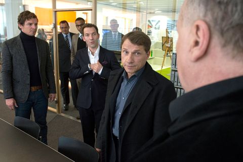 Busso von Mayer (Thomas Thieme, ganz rechts) arbeitet als Freigänger bei Ian Henderson (Tomas Sinclair Spencer, 3.v.r.). Eine Kombination, die Sebastian Bootz (Felix Klare) und Thorsten Lannert (Richy Müller) wundert, immerhin hat Hendersons Firma von Mayers Immobilienprojekt nach der Pleite übernommen und umgeplant.