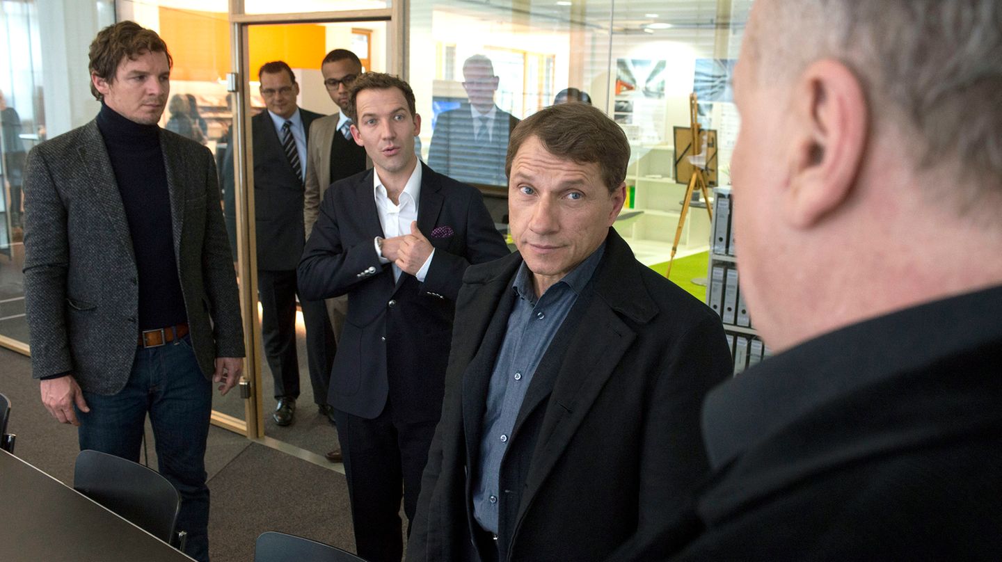 Busso von Mayer (Thomas Thieme, ganz rechts) arbeitet als Freigänger bei Ian Henderson (Tomas Sinclair Spencer, 3.v.r.). Eine Kombination, die Sebastian Bootz (Felix Klare) und Thorsten Lannert (Richy Müller) wundert, immerhin hat Hendersons Firma von Mayers Immobilienprojekt nach der Pleite übernommen und umgeplant.