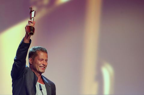Til Schweiger freut sich mit einer Lola in der Hand beim Deutschen Filmpreis