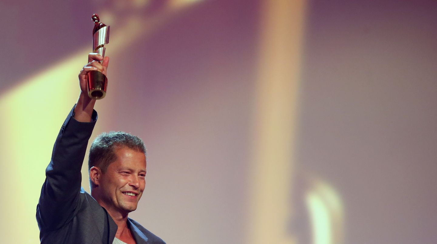Til Schweiger freut sich mit einer Lola in der Hand beim Deutschen Filmpreis