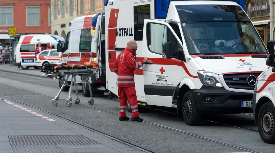 Rettungswagen in der Fußgängerzone von Graz