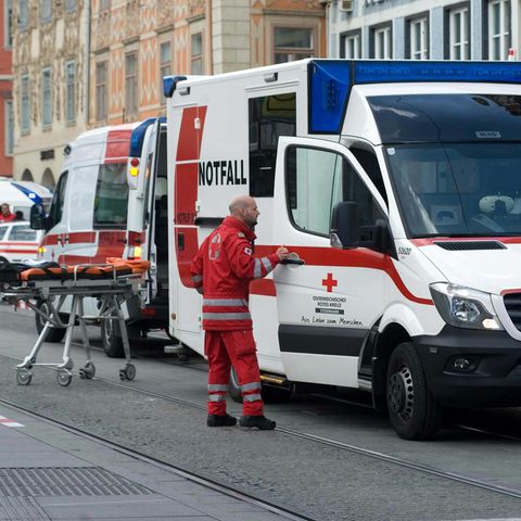 Rettungswagen in der Fußgängerzone von Graz