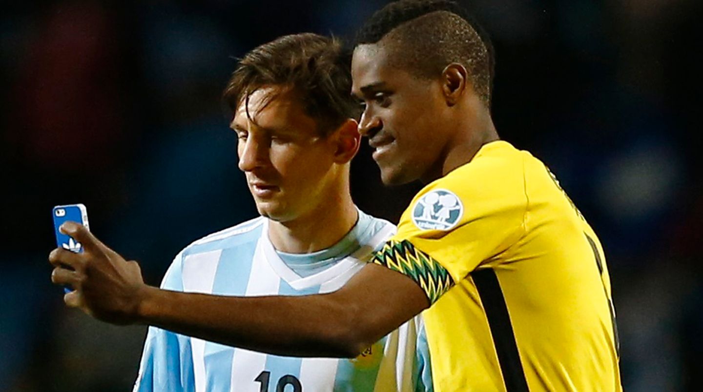 Nach Spielschluss knipst Jamaikas DeShorn Brown als erstes ein stolzes Selfie mit Lionel Messi