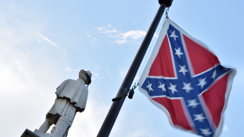 Protest gegen Südstaatenflagge am Capitol von South Carolina Eine Südstaatenflagge flattert vor blauem Himmel am Denkmal für Bürgerkriegs-Opfer