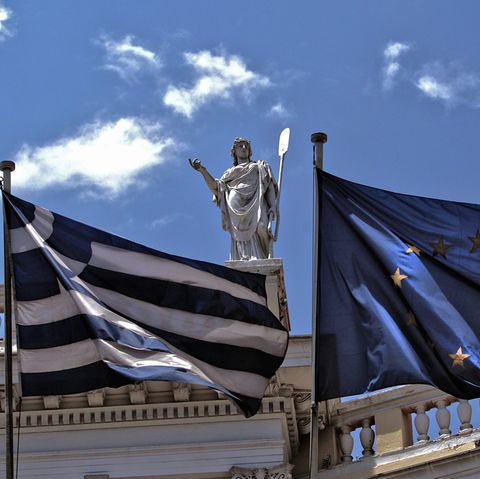 Die Griechenland- und die Europaflagge wehen im Zentrum Athens