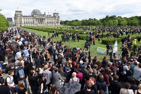 Aktivisten reißen den Bauzahn um den Rasen vor dem Bundestag in Berlin ein