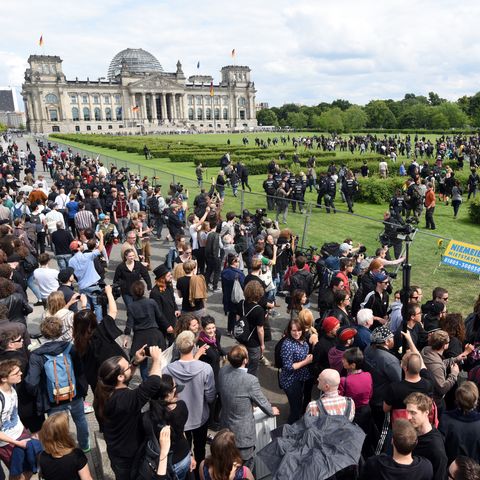 Aktivisten reißen den Bauzahn um den Rasen vor dem Bundestag in Berlin ein
