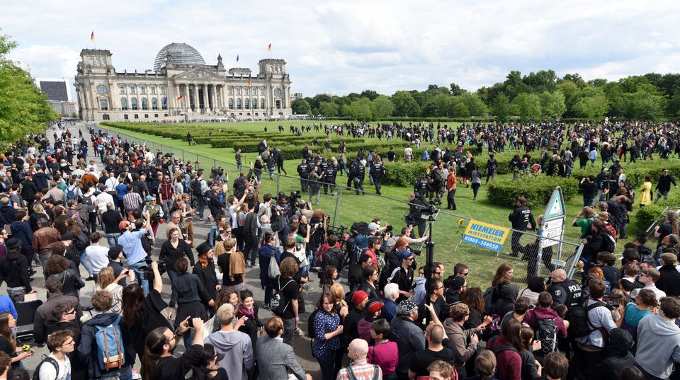 Aktivisten reißen den Bauzahn um den Rasen vor dem Bundestag in Berlin ein
