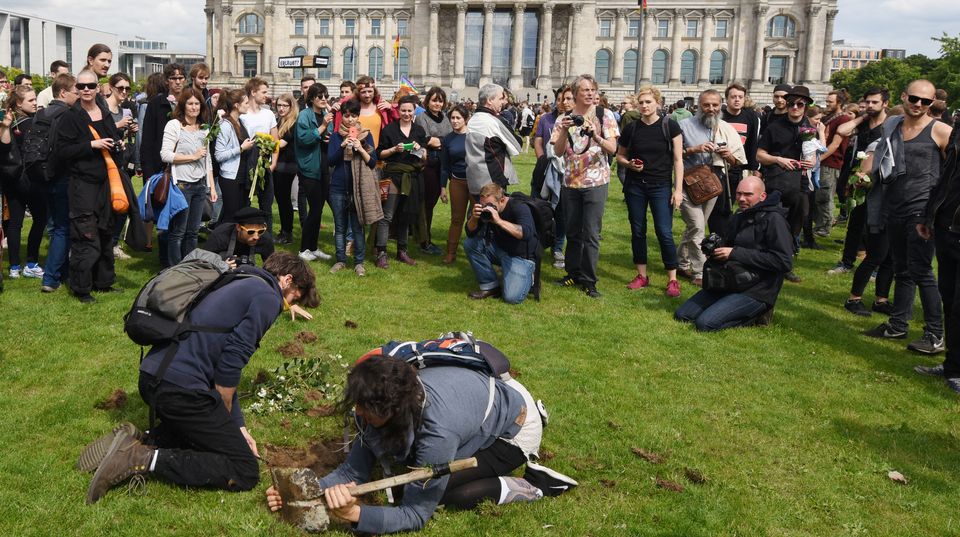 Die Toten kommen Die Toten kommen: In den Rasen vor dem Berliner Bundestag werden mit Schaufel und Händen symbolische Gräber für verstorbene Flüchtlinge gebuddelt