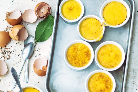 Eine Schale mit Zitronencreme-Desserts