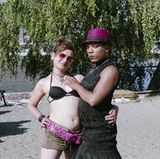 Mama und eine Freundin am "Strand".