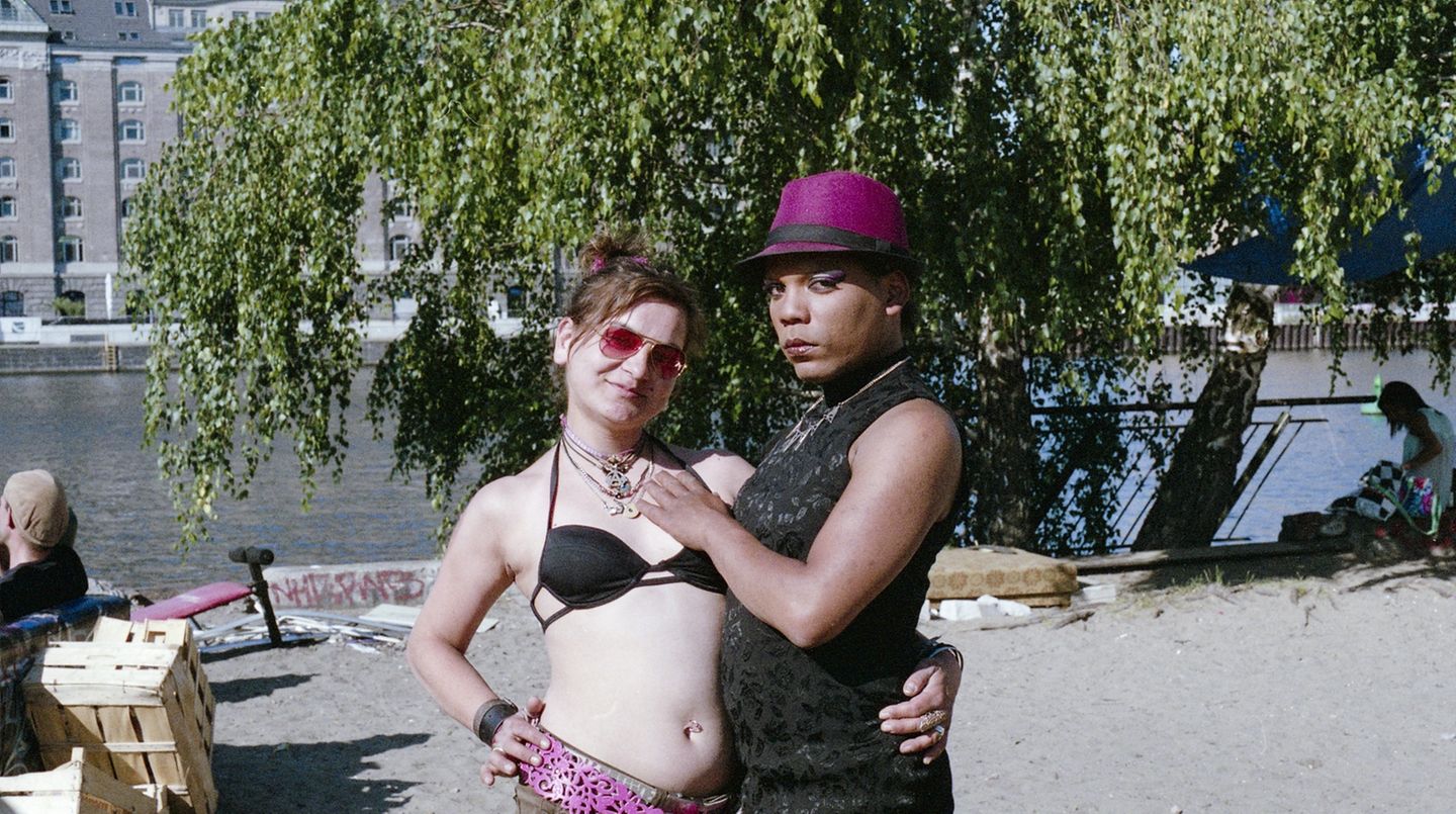 Mama und eine Freundin am "Strand".
