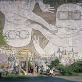 Andreas, Mama und ihre Freunde vor dem Wahrzeichen der Cuvry, dem Graffito von BLU und JR.