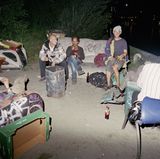 Wenn es dunkel wird, versammeln sich die Bewohner auf dem "Dorfplatz".