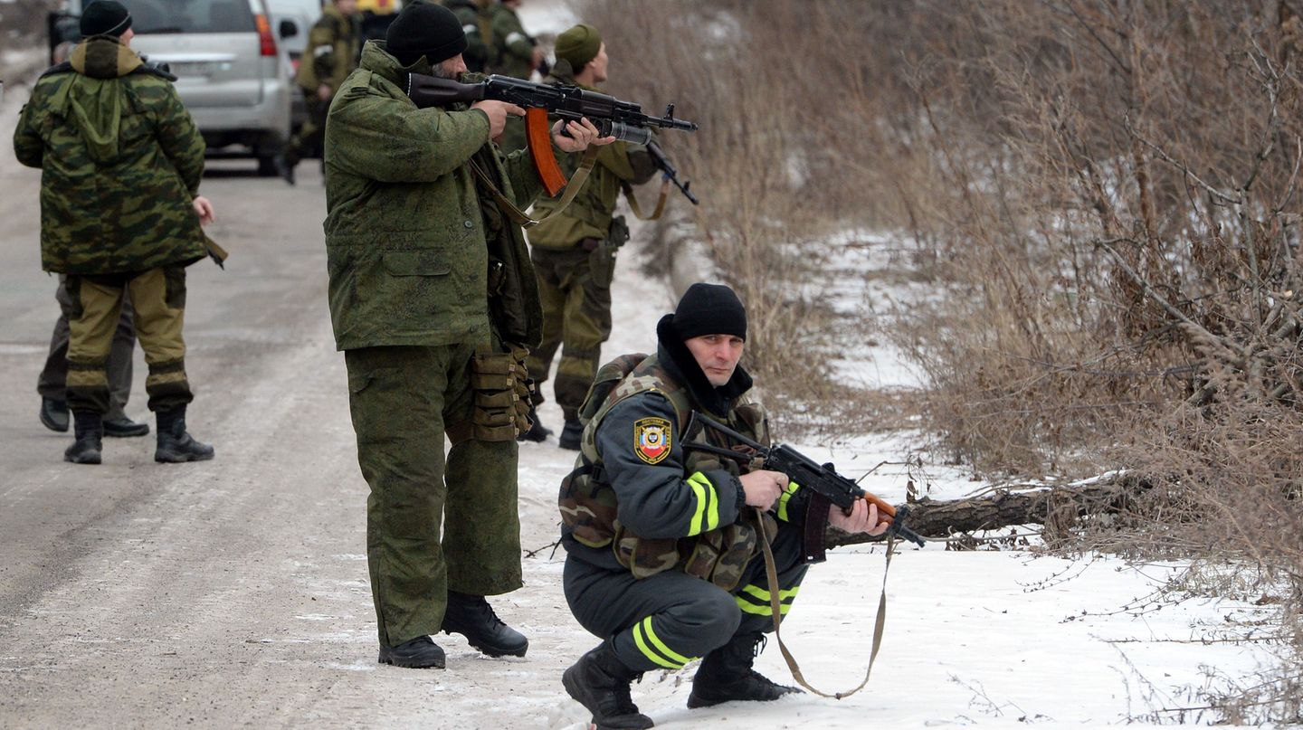 Pro-Russische Separatisten in der Ostukraine - trotz offiziellem Waffenstillstand kommt es immer wieder zu Gefechten