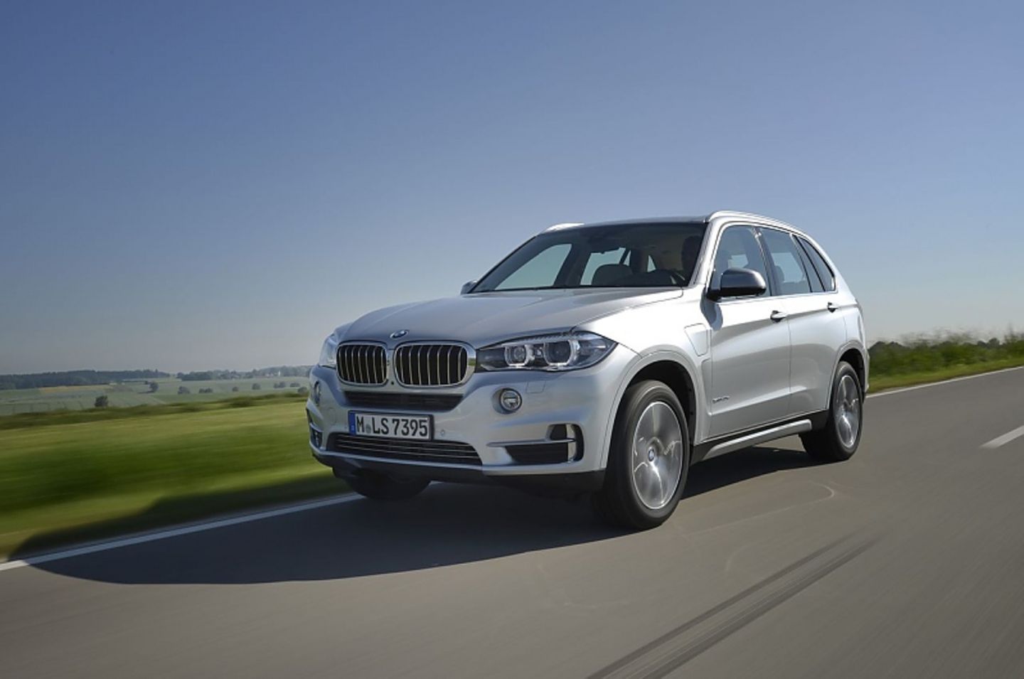 Die Spitzengeschwindigkeit des BMW X5 eDrive beträgt 210 km/h