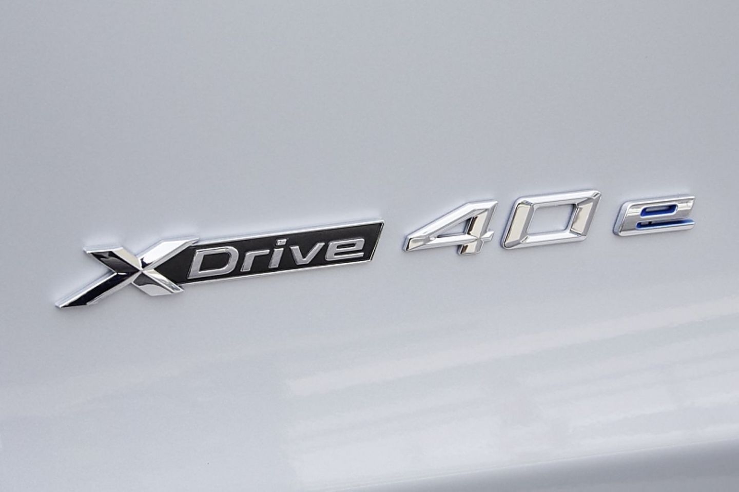 Das Logo verrät den Plug-in-Hybrid-Antrieb