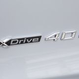 Das Logo verrät den Plug-in-Hybrid-Antrieb