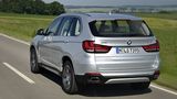Das Heck ist typisch für den BMW X5 - nichts verrät den Plug-in-Hybriden