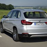 Das Heck ist typisch für den BMW X5 - nichts verrät den Plug-in-Hybriden