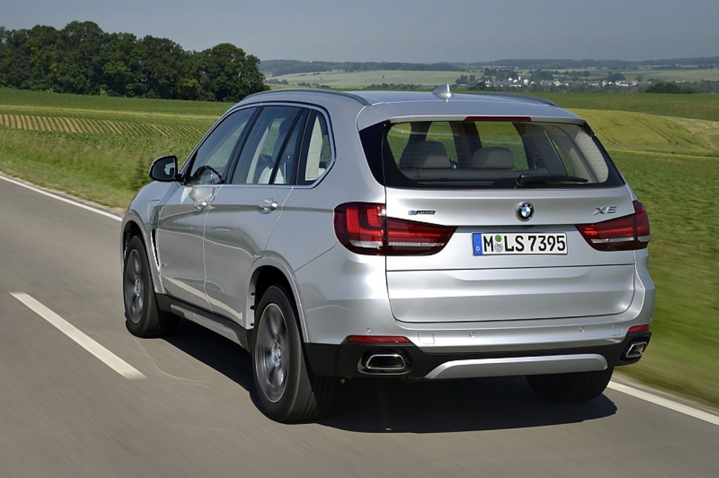 Das Heck ist typisch für den BMW X5 - nichts verrät den Plug-in-Hybriden