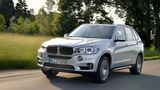 Der BMW X5 xDrive 40e knackt in nur 6,8 Sekunden aus dem Stand die 100 km/h.-Marke